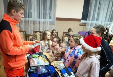 Ochotnicza Straż Pożarna w Młynach wraz z Kołem Gospodyń Wiejskich przygotowały dla najmłodszych mieszkańców wyjątkowe Mikołajki. Wydarzenie zostało podzielone na dwa bloki tematyczne, łącząc naukę z zabawą oraz przedświąteczną atmosferą.