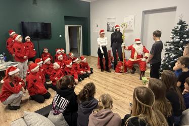 To była wizyta, która na długo pozostanie w pamięci dzieci i wychowawców z Placówki Opiekuńczo-Wychowawczej w Winiarach. Strażacy Ochotniczej Straży Pożarnej z Mikułowic wraz z Młodzieżową Drużyną Pożarniczą przygotowali dla podopiecznych wyjątkową mikołajkową niespodziankę, niosąc ze sobą nie tylko prezenty, lecz przede wszystkim życzliwość, czas i uwagę. 