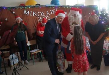 W miniony piątek, 5 grudnia 2025 r. w Zespole Szkół Specjalnych w Busku-Zdroju odbyła się wyjątkowa uroczystość mikołajkowa, która przyniosła dzieciom wiele radości i uśmiechu.