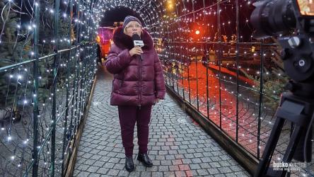 Zobacz w naszej relacji, jak prezentuje się świąteczna Tężnia Busko-Zdrój. Od wczoraj to popularne miejsce spacerów i spotkań zachwyca nową, zimową odsłoną, wprowadzając mieszkańców oraz gości uzdrowiska w atmosferę zbliżających się świąt.