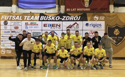 W sobotę, 13 grudnia 2025 roku, w hali PMOS w Busku-Zdroju Futsal Team Busko-Zdrój rozegrał ostatni mecz ligowy w mijającym roku. Lider rozgrywek zmierzył się z Okocimskim KS Brzesko i zakończył spotkanie efektownym zwycięstwem 6:2, potwierdzając bardzo dobrą formę oraz dominację w 2. Lidze Futsalu.