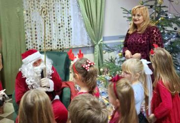 6 grudnia 2025 r. w świetlicy w Widuchowej odbyły się wyjątkowe mikołajki, które jak co roku przyciągnęły zarówno najmłodszych, jak i dorosłych mieszkańców. Od samego początku panowała radosna, świąteczna atmosfera, a uśmiechy dzieci były najlepszym dowodem na to, że magia świąt naprawdę istnieje!