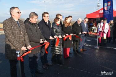 Nowy Korczyn doczekał się długo wyczekiwanej obwodnicy - inwestycji, która zmieni układ komunikacyjny regionu i odciąży centrum miejscowości od uciążliwego ruchu tranzytowego. Dzisiejsza uroczystość oficjalnego otwarcia nowej trasy, choć podniosła i pełna gości, przebiegła jednak w atmosferze, którą wielu uczestników określiło jako nietypową.