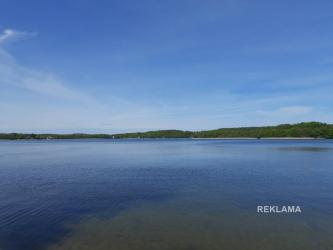 Mazury kuszą ciszą, zapachem lasu i widokiem wody aż po horyzont. Ale gdy wpisujesz w wyszukiwarkę ośrodek wypoczynkowy Mazury albo ośrodek wczasowy Mazury, szybko okazuje się, że wybór jest tak duży, że... można się zwyczajnie zgubić. Jak wybrać miejsce, które naprawdę pozwoli odpocząć - zwłaszcza, gdy marzą Ci się spokojne wczasy nad Jeziorem Nidzkim?