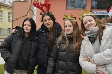XI edycja konkursu Ubierzmy razem choinkę po raz kolejny wprowadziła Busko-Zdrój w świąteczny nastrój. W piątek, 12 grudnia, Aleja Mickiewicza stała się miejscem wyjątkowej ekspozycji bożonarodzeniowych choinek, przygotowanych przez uczniów i przedszkolaków z buskich placówek oświatowych.