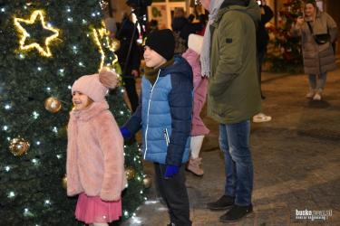 Busko-Zdrój wkroczyło w świąteczny czas. W piątek, 12 grudnia, o godzinie 16:30 na Placu Zwycięstwa odbyło się oficjalne rozświetlenie miejskiej choinki, które symbolicznie zainaugurowało bożonarodzeniowy sezon w mieście.