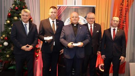 Podczas opłatkowego spotkania środowiska piłkarskiego wręczono honorowe odznaczenia osobom szczególnie zasłużonym dla rozwoju futbolu w województwie świętokrzyskim. W gronie wyróżnionych znaleźli się dwaj działacze z Buska-Zdroju - Szymon Rewaj oraz Zbigniew Oziębło, których wieloletnia praca została doceniona przez piłkarskie władze.