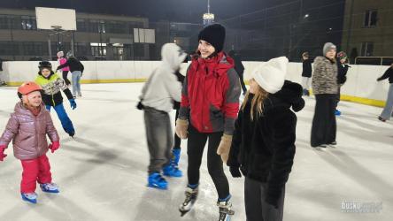 Lód skrzypiący pod łyżwami, pierwsze piruety i śmiech najmłodszych - w Busku-Zdroju zima oficjalnie wróciła do sportowego kalendarza miasta. Otwarcie lodowiska Biały Orlik przy Pływalni Miejskiej stało się symbolicznym początkiem sezonu zimowego 2025/2026 i zaproszeniem do aktywnego spędzania chłodniejszych miesięcy.