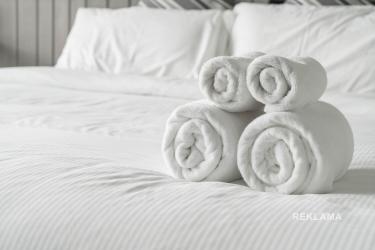 Strefy basenowe, wellness i SPA należą do najbardziej wymagających obszarów w każdym obiekcie hotelowym. Wysoka wilgotność, częsty kontakt z wodą, kosmetykami oraz intensywna eksploatacja sprawiają, że ręczniki, szlafroki czy maty basenowe są szczególnie narażone na szybkie zużycie. 