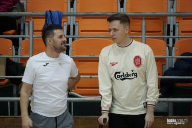 W Busku-Zdroju trwa V Memoriał Szymona Kowala w Futsalu - turniej, który od wczesnych godzin porannych gromadzi zawodników, kibiców i sympatyków piłki halowej. Zawody rozgrywane są w dwóch obiektach: w hali sportowej PMOS przy ul. Kusocińskiego oraz w hali w Zbludowicach, a sportowe emocje potrwają do późnych godzin wieczornych.
