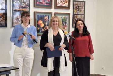 W sobotę, 10 stycznia 2026 roku, Galeria Sztuki Gromada w Busku-Zdroju stała się miejscem wyjątkowego spotkania ze sztuką. Podczas wernisażu zaprezentowano najnowszą wystawę Krystyny Bondzińskiej, poświęconą martwej naturze ujętej w sposób niezwykle subtelny i refleksyjny.