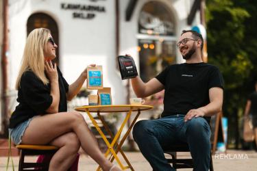 Nie każda dobra kawa musi być kwaśna. Dla wielu osób cytrusowa ostrość i wysoka kwasowość są męczące w codziennym piciu. Coraz częściej szukamy kawy gładkiej, spokojnej, czekoladowej - takiej, która smakuje dobrze zarówno rano, jak i po południu. 