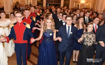 Już w ten weekend maturzyści I Liceum Ogólnokształcącego im. Tadeusza Kościuszki w Busku-Zdroju będą bawić się na swojej studniówce w Pałacu w Konarach. Z tej okazji zapraszamy Was na wyjątkową podróż w czasie - do roku 2016, kiedy to młodzi ludzie, pełni energii i marzeń, rozpoczęli bal maturalny tradycyjnym polonezem.