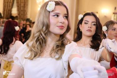 Blask eleganckich kreacji, dźwięki muzyki i podniosła atmosfera sprawiają, że ten wieczór na długo zapisze się w pamięci uczestników. W sobotę, 10 stycznia 2026 roku, w reprezentacyjnych wnętrzach Pałacu w Konarach odbyła się studniówka maturzystów I Liceum Ogólnokształcącego w Busku-Zdroju. Zobaczcie nowe zdjęcia w galerii pod artykułem