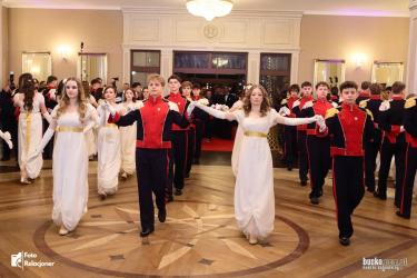 Wystarczyło kilkadziesiąt sekund, aby tradycja spotkała się z internetową popularnością w najlepszym wydaniu. Polonez w wykonaniu maturzystów z I Liceum Ogólnokształcącego w Busku-Zdroju stał się prawdziwym hitem TikToka. Dziś wynik robi wrażenie - film został odtworzony już ponad 1,5 miliona razy.