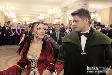 To jeden z tych wieczorów, na który czeka się przez lata szkolnej codzienności. Eleganckie stroje, odświętna atmosfera i symboliczne odliczanie do matury sprawiły, że tegoroczna studniówka uczniów Zespołu Szkół Ponadpodstawowych im. Mikołaja Kopernika w Busku-Zdroju na długo pozostanie w ich pamięci. Mamy dla Was ponad 200 zdjęć w galeriach pod artykułem.