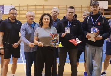 Członkowie Stowarzyszenia Sportowego KLIR włączyli się w tegoroczne działania Wielkiej Orkiestry Świątecznej Pomocy. Podczas treningu, który odbył się 25 stycznia 2026 roku w hali sportowej w Zbludowicach, zawodnicy i sympatycy stowarzyszenia wsparli zbiórkę, przekazując datki do puszki wolontariuszy.