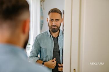 Rozdwojone końcówki kojarzą się głównie z włosami na głowie, ale ten sam problem dotyczy również zarostu. Włosy brody mają inną strukturę niż włosy na skórze głowy, ponieważ są grubsze, sztywniejsze i bardziej narażone na uszkodzenia mechaniczne. Brak odpowiedniej pielęgnacji sprawia, że końcówki zaczynają się rozwarstwiać, a broda traci zdrowy wygląd.