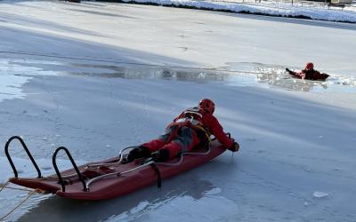 Zima potrafi stworzyć malownicze krajobrazy, ale niesie ze sobą również realne zagrożenia, o których łatwo zapomnieć podczas mrozów. Właśnie dlatego strażacy regularnie doskonalą swoje umiejętności, by w sytuacji kryzysowej działać szybko i skutecznie.