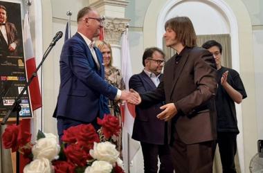 Międzynarodowy Konkurs Pianistyczny im. Krystiana Tkaczewskiego konsekwentnie rozwija swoją formułę, przyciągając młodych pianistów z całego świata. XI edycja wydarzenia przyniesie istotną zmianę lokalizacyjną i nowe muzyczne otwarcie.