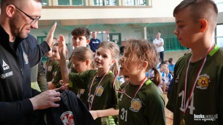 Zimowa aura nie ostudziła sportowych emocji. W sobotę 31 stycznia hala Powiatowego Międzyszkolnego Ośrodka Sportu w Busku-Zdroju wypełniła się energią, radością i głośnym dopingiem. Wszystko za sprawą III Noworocznego Turnieju Mini Piłki Ręcznej Handbalove Granie, który zgromadził blisko 220 młodych zawodników i zawodniczek.