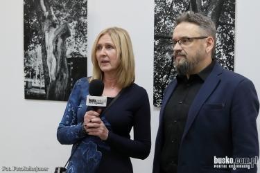 Drzewa, które patrzą, milczą i skrywają własne historie, wypełniły przestrzeń galerii Hol Buskiego Samorządowego Centrum Kultury. W sobotę 7 lutego 2026 roku odbył się wernisaż wystawy fotografii Lilianny Ligęzy-Jasik zatytułowanej Sekretne życie drzew, otwierając dla mieszkańców i gości niezwykły świat ukrytych kształtów i emocji.

