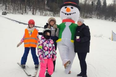 Wszystko, co dobre, szybko się kończy. Zimowe ferie przeszły już do historii, ale ich uczestnikom pozostały liczne wspomnienia, nowe przyjaźnie i wrażenia, które jeszcze długo będą przywoływane w rozmowach i zdjęciach oglądanych po powrocie do codziennych obowiązków.