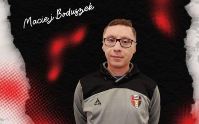Zarząd klubu poinformował o dołączeniu do drużyny seniorów nowego asystenta trenera. Funkcję tę obejmie Maciej Boduszek, szkoleniowiec posiadający licencję UEFA B.