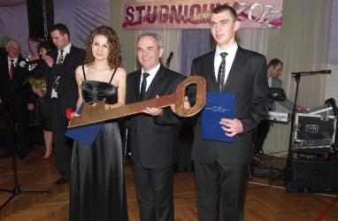 Już w ten weekend maturzyści Zespołu Szkół Techniczno - Informatycznych w Busku-Zdroju będą bawić się na swojej studniówce w Szanieckim Dworze. Z tej okazji zapraszamy Was na wyjątkową podróż w czasie - do roku 2012, kiedy to młodzi ludzie, pełni energii i marzeń, rozpoczęli bal maturalny tradycyjnym polonezem.