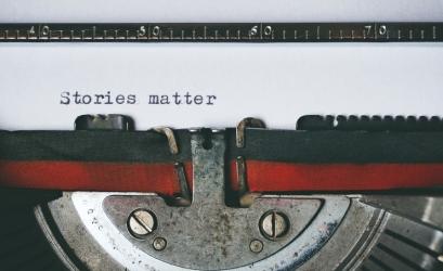 Czym jest kraj widziany od środka - przez pamięć, doświadczenie i osobistą wrażliwość autora? Odpowiedzi na to pytanie poszukuje Ogólnopolski Konkurs na Reportaż Jest u mnie kraj..., organizowany przez Warszawski Klub Przyjaciół Ziemi Kieleckiej w ramach Zdrój Festiwal. Fakt, fikcja, dokument. 