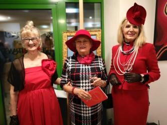 Galeria Sztuki Gromada w Busku-Zdroju w walentynkowy wieczór stała się przestrzenią spotkania ze sztuką pełną intensywnych barw i emocji. Wernisaż wystawy zgromadził miłośników sztuki, którzy wspólnie celebrowali otwarcie drugiej edycji  W czerwieni.