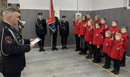 Uroczyste chwile, wzruszenie i poczucie odpowiedzialności za lokalną społeczność towarzyszyły wydarzeniu, które na długo pozostanie w pamięci młodych mieszkańców Mikułowic. Do szeregów Młodzieżowej Drużyny Pożarniczej oficjalnie dołączyli nowi członkowie, składając ślubowanie i rozpoczynając swoją strażacką drogę.
