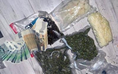 Skuteczna praca operacyjna buskich funkcjonariuszy doprowadziła do zatrzymania dwóch osób i zabezpieczenia znacznych ilości narkotyków. Interwencja rozpoczęła się od kontroli samochodu na trasie Wiślica - Busko-Zdrój, a zakończyła przejęciem niemal dwóch kilogramów zakazanych substancji oraz gotówki.