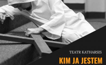 Poruszający spektakl pasyjny Kim ja jestem ponownie zostanie zaprezentowany mieszkańcom regionu. W sobotę 21 marca 2026 roku w Busku-Zdroju oraz w niedzielę 22 marca 2026 roku w Wiślicy widzowie będą mogli zobaczyć wyjątkowe przedstawienie w wykonaniu Teatru Katharsis.