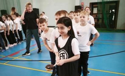 Pączek może być nie tylko słodką przekąską, ale i sportowym wyzwaniem. Udowodnili to uczniowie Szkoły Podstawowej w Stopnicy, gdzie 12 lutego, w Tłusty Czwartek, odbył się I Pączkobieg - wydarzenie, które połączyło tradycję święta słodkości z aktywnością fizyczną i dobrą zabawą.