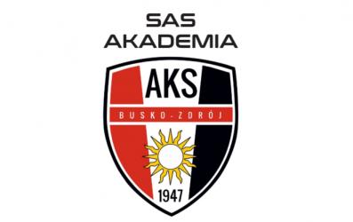 Zawodniczka SAS Akademii AKS 1947 Busko-Zdrój, Wiktoria Konieczna, otrzymała powołanie na konsultację szkoleniową Kadry Świętokrzyskiego Związku Piłki Nożnej U-13 dziewcząt. To kolejne potwierdzenie rosnącego poziomu szkolenia młodych zawodników w buskim klubie.