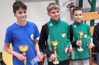 Trzecie zawody cyklu Zima2026 w Staszowie przyniosły kolejne sukcesy młodym zawodnikom z Buska-Zdroju. W silnie obsadzonej rywalizacji halowej reprezentanci buskiego koła PZW wielokrotnie stawali na podium, potwierdzając bardzo dobrą formę i wysoki poziom sportowy całej drużyny.