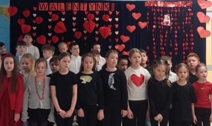 Szkolna sala wypełniła się muzyką, poezją i uśmiechem. Walentynkowa akademia w Publicznej Szkole Podstawowej nr 2 w Busku-Zdroju była nie tylko okazją do świętowania Dnia Świętego Walentego, ale także barwną prezentacją dziecięcych talentów.