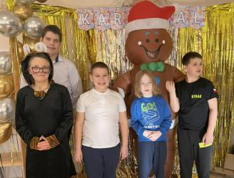 Były tańce, konkursy i mnóstwo radości, ale przede wszystkim wspólna zabawa. Karnawałowy bal w Ośrodku Szkolno-Wychowawczym w Broninie stał się jednym z tych wydarzeń, które budują piękne wspomnienia.