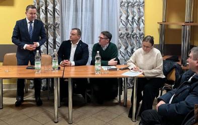 W sobotę w Gadawie, z udziałem posła Michała Cieślaka, odbyło się spotkanie z mieszkańcami w sprawie wywozu odpadów na przyległe do miejscowości grunty rolne.