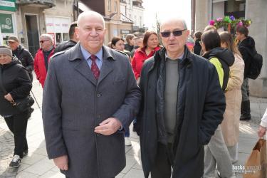 Plac Zwycięstwa wypełnił się dziś świąteczną atmosferą za sprawą Kiermaszu Wielkanocnego „Kukuryku w Cielętniku”, który przez kilka godzin przyciągał mieszkańców oraz gości bogactwem regionalnych produktów i tradycyjnych wyrobów.