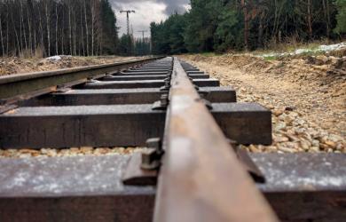 Ciuchcia Ponidzie, historyczna wąskotorówka łącząca Jędrzejów z Pińczowem, przechodzi kompleksową rewitalizację, która już wkrótce pozwoli jej ponownie wyjechać na szlak. 