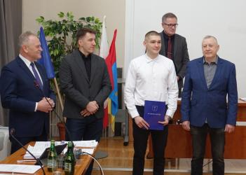 Podczas sesji Rady Powiatu w Busku-Zdroju, która odbyła się 27 lutego 2026 roku, uroczyście wręczono Stypendium Sportowe Starosty Buskiego Mistrzowi Polski w boksie - Wiktorowi Skibie. Wyróżnienie młodemu pięściarzowi przekazali Przewodniczący Rady Powiatu Wiesław Skop oraz Starosta Buski Jerzy Kolarz.