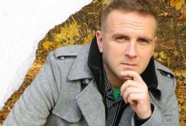 Miejsko-Gminna Biblioteka Publiczna zaprasza na spotkanie autorskie ze Zbigniewem Masternakiem - cenionym prozaikiem, scenarzystą, reportażystą i byłym piłkarzem. Wydarzenie odbędzie się 6 marca 2026 roku o godz. 16:30 w siedzibie biblioteki.