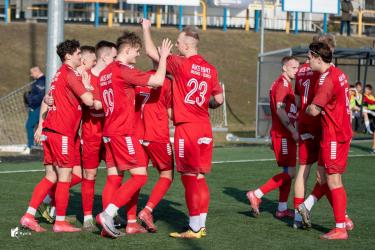 Piłkarze AKS 1947 Busko-Zdrój wkraczają w kolejny etap rywalizacji w KEEZA IV lidze. Po bardzo udanej rundzie jesiennej drużyna z Buska-Zdroju przystępuje do wiosennej części sezonu jako lider rozgrywek i jeden z głównych kandydatów do awansu do III ligi.