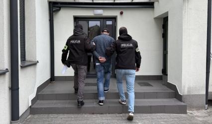 Rutynowa kontrola drogowa w powiecie pińczowskim doprowadziła do ujawnienia znacznych ilości narkotyków i zatrzymania 42-letniego mężczyzny. Sprawa ma charakter rozwojowy, a zabezpieczone substancje mogą mieć znaczną wartość na czarnym rynku.