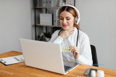 Uzyskanie e-recepty online stało się prostsze dzięki cyfryzacji usług medycznych, choć wymaga wcześniejszej konsultacji z lekarzem, który decyduje o jej wystawieniu. Elektroniczna recepta, dostępna przez Internetowe Konto Pacjenta (IKP) lub aplikację mojeIKP, zapewnia wygodny dostęp do leków.