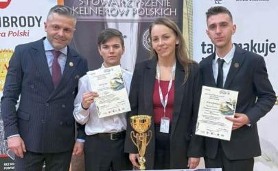 Uczeń z Zespołu Szkół Ponadpodstawowych im. Mikołaja Kopernika w Busku-Zdroju udowodnił, że należy do najlepszych w kraju. Daniel Kopiniak zdobył drugie miejsce w VIII edycji Mistrzostw Młodych Kelnerów 2026, potwierdzając swoje umiejętności w wymagających konkurencjach teoretycznych i praktycznych.