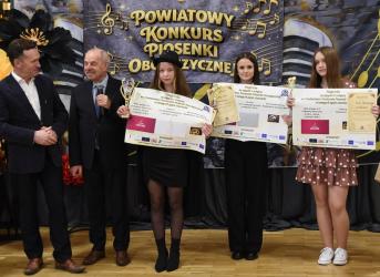 26 marca 2026 roku w Zespole Szkół Ponadpodstawowych im. Mikołaja Kopernika w Busku-Zdroju odbyło się wyjątkowe wydarzenie - I Powiatowy Konkurs Piosenki Obcojęzycznej dla Szkół Podstawowych. Zapraszamy do obejrzenia dwóch części materiału video.