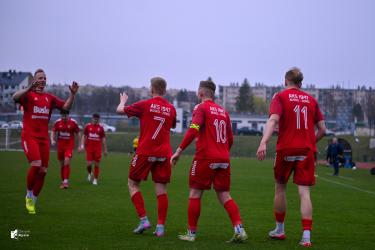 AKS 1947 Busko-Zdrój odniósł kolejne zwycięstwo w rozgrywkach 4. ligi, pokonując w sobotę, 4 kwietnia, na własnym stadionie Klimontowiankę Klimontów 3:1. Gospodarze kontrolowali przebieg spotkania przez większość meczu, potwierdzając swoją wysoką formę i pozycję lidera.